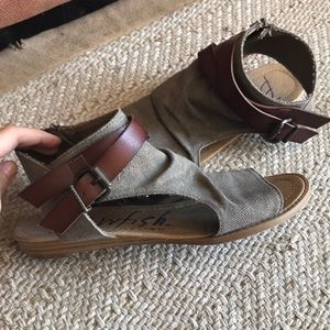 Blowfish sandal size 9
